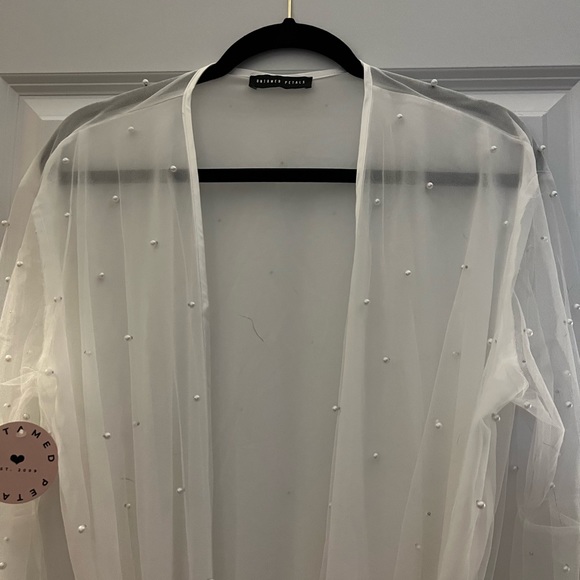 Untamed petals pearl bridal robe - Picture 2 of 6